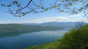 Randonnée à pieds au-dessus du lac